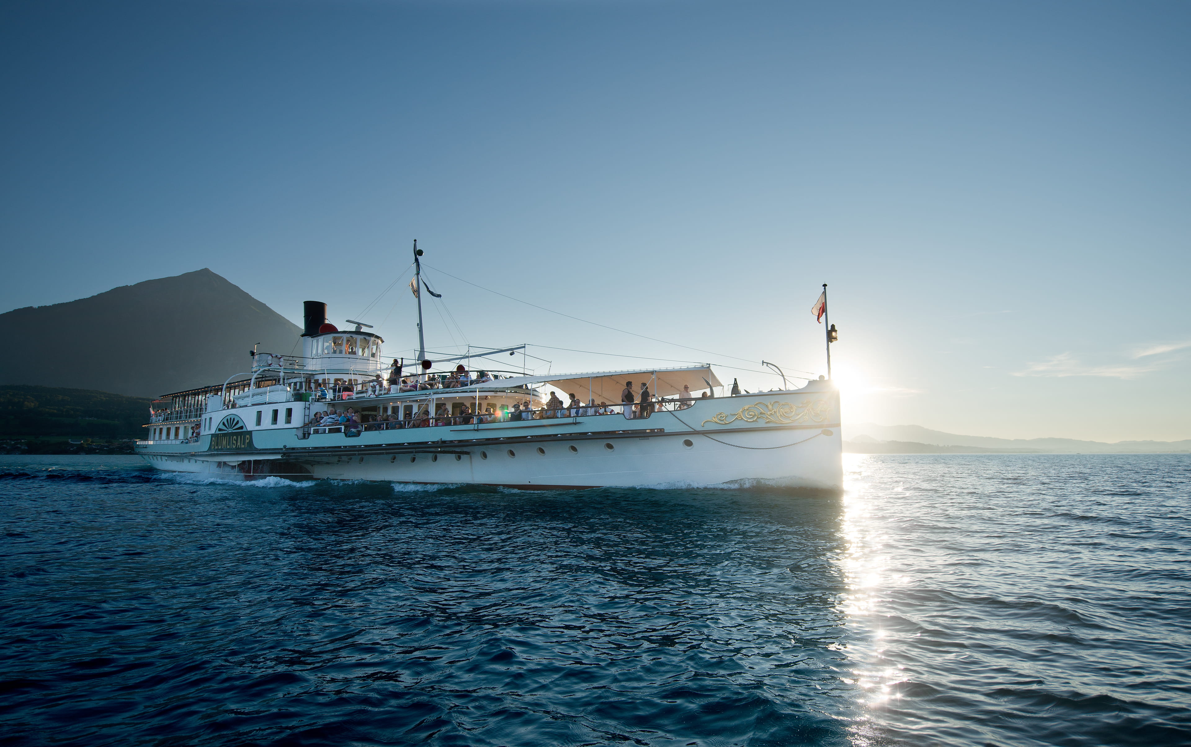 Schiffsmiete Thunersee Dampfschiff Bluemlisalp Charter Flotte