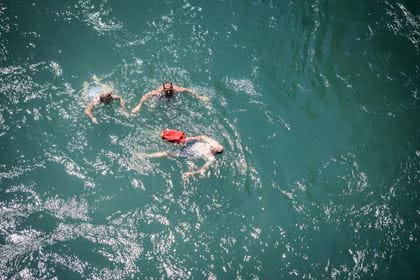 Amüsierte "Bädeler" beim Aareschwimmen im Marzili Aarebad in Bern.