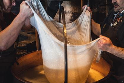 Emmentaler Schaukäserei - Stöckli Käse herstellen