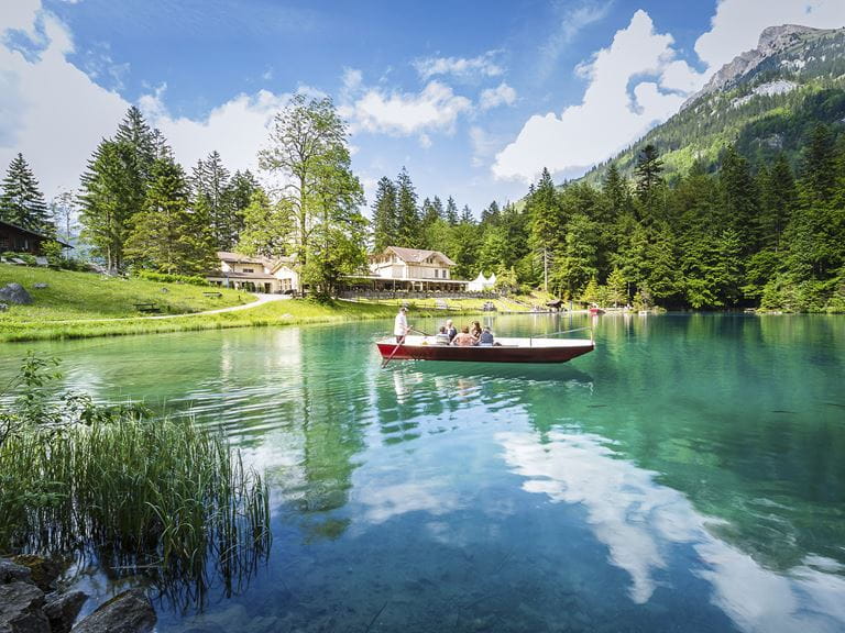 Bootsfahrt auf dem Blausee im Berner Oberland