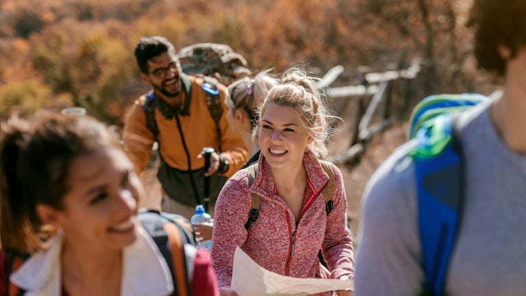Gruppe auf einem Wanderausflug im Herbst