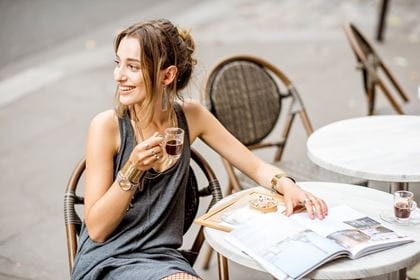 Paris junge Frau im Cafe